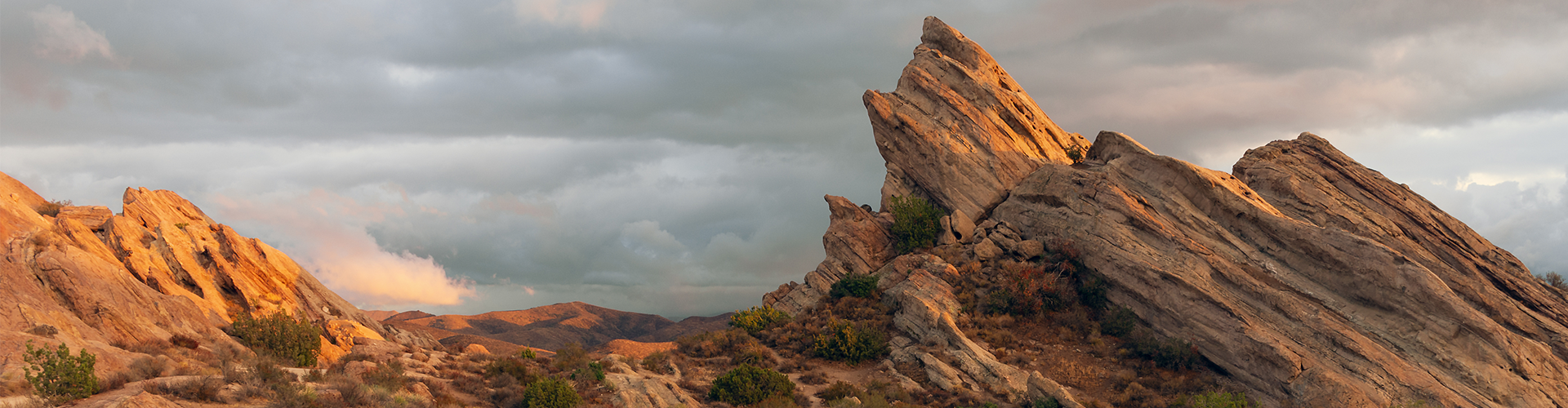 photo of sun hitting Vasquez Rocks in Santa Clarita with a cloudy sky